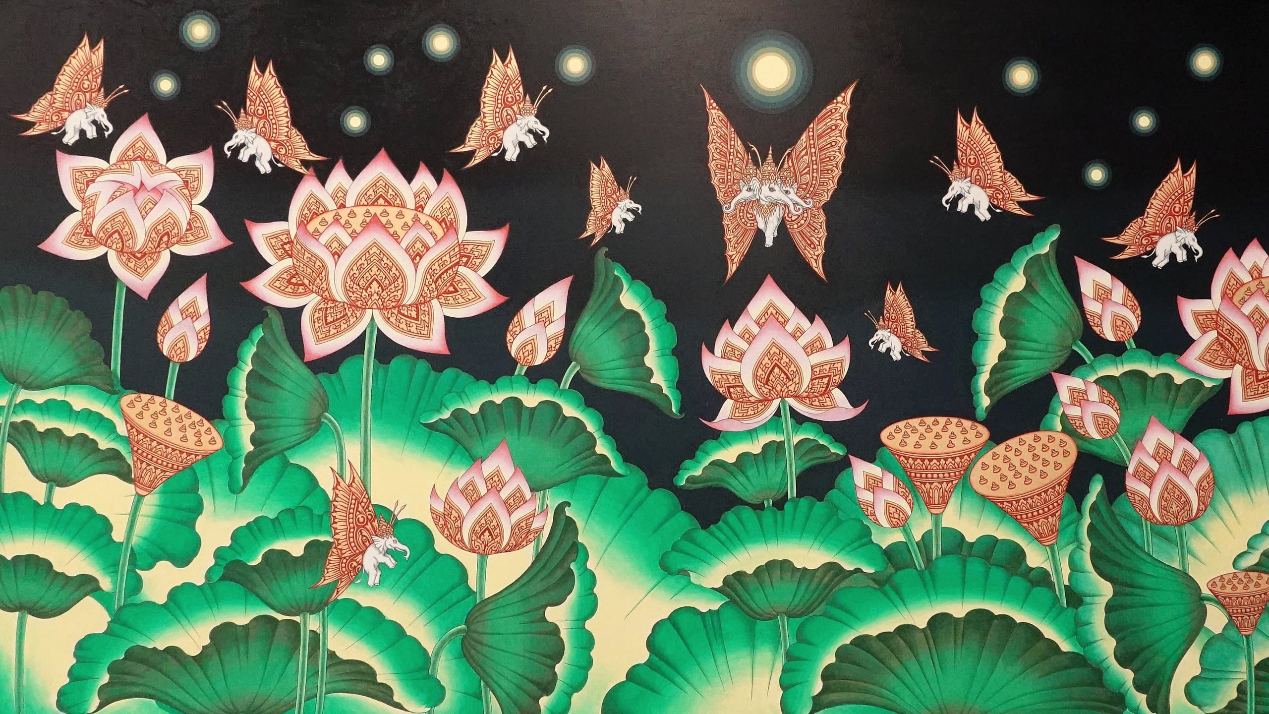 Peinture aux motifs thaïs : lotus roses et feuilles vertes sur un fond de nuit, survolés de papillons à tête d’éléphant blanc et de lucioles.