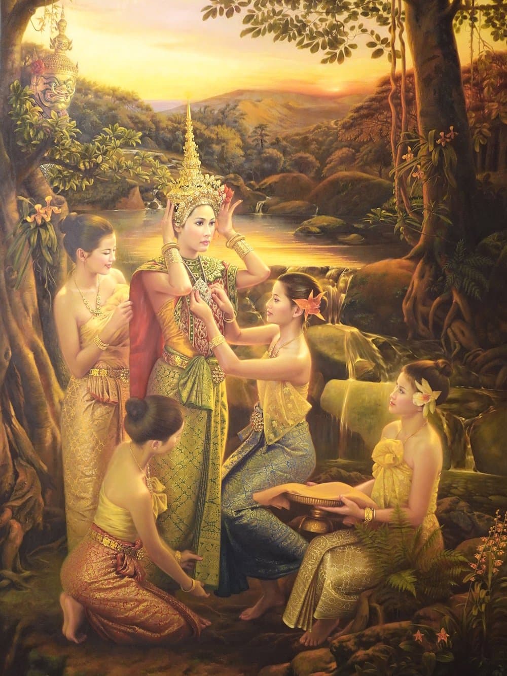 Peinture : une jeune femme en costume de danse thaïe, coiffée d’une couronne dorée, entourée de quatre suivantes au bord d’une rivière, dans une forêt au soleil couchant.
